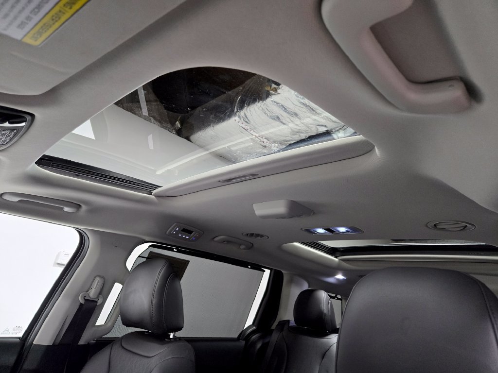 Used 2025 Kia Carnival SX FWD image 9