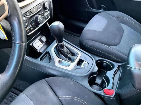 Used 2017 Jeep Cherokee Latitude w/ Safety/Convenience Group image 15