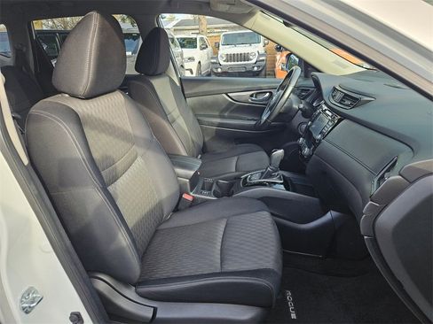 Used 2017 Nissan Rogue SV w/ Sun & Sound Touring Package image 18