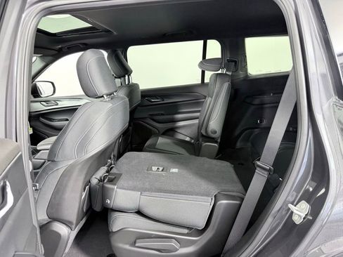 New 2025 Jeep Grand Cherokee L Laredo image 18