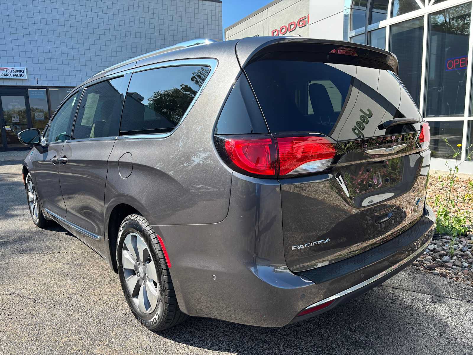 Used 2020 Chrysler Pacifica Limited w/ Advanced Safetytec Group FWD image 4