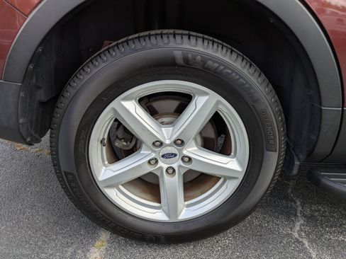 Used 2018 Ford Explorer XLT w/ Equipment Group 202A image 12