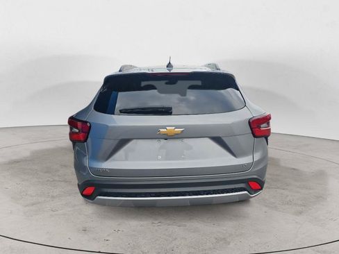 Used 2025 Chevrolet Trax LT w/ LT Convenience Package FWD image 4