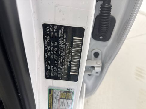 Used 2025 Hyundai Elantra Limited FWD image 10