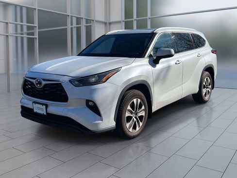 Used 2022 Toyota Highlander XLE AWD/4WD image 4