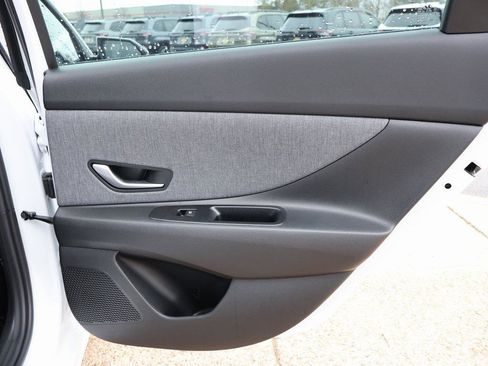 New 2025 Hyundai Elantra Limited image 12