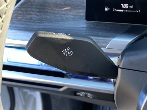 Used 2025 BMW 740i w/ Premium Package image 27