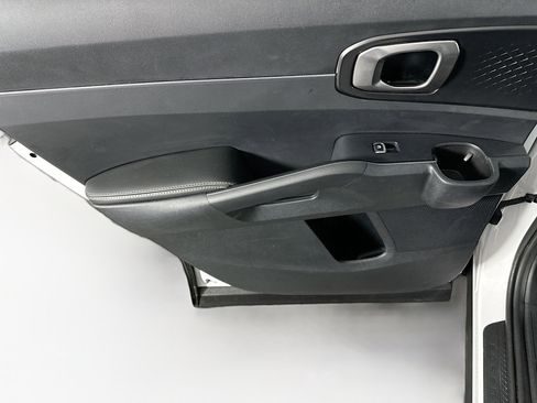 Used 2024 Kia Sorento S image 27