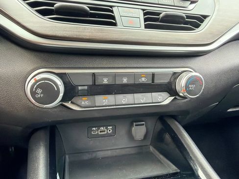 Used 2024 Nissan Altima 2.5 SV FWD image 11