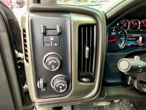 Used 2018 Chevrolet Silverado 1500 High Country image 39