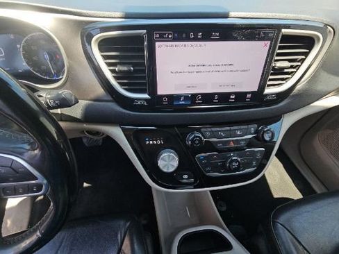 Used 2022 Chrysler Pacifica Touring-L FWD image 4