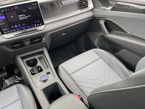 New 2026 Volkswagen Tiguan SE FWD image 12