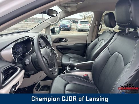 Used 2024 Chrysler Pacifica Touring-L image 18