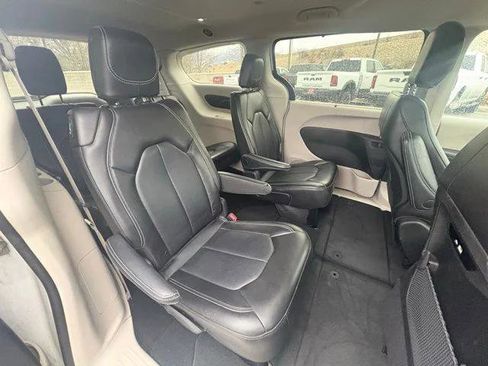 Certified 2024 Chrysler Pacifica Touring-L image 22