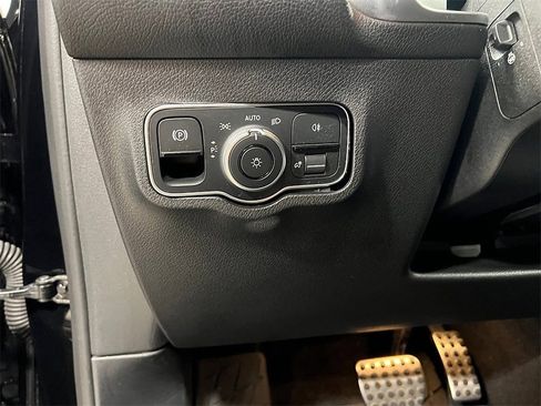 Used 2025 Mercedes-Benz GLB 250 4MATIC image 19