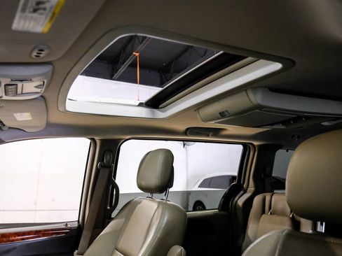 Used 2016 Chrysler Town & Country Touring-L FWD image 5