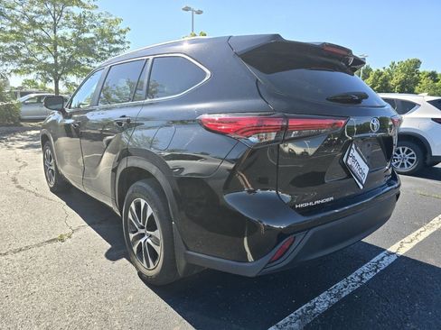 Used 2023 Toyota Highlander XLE AWD/4WD image 5
