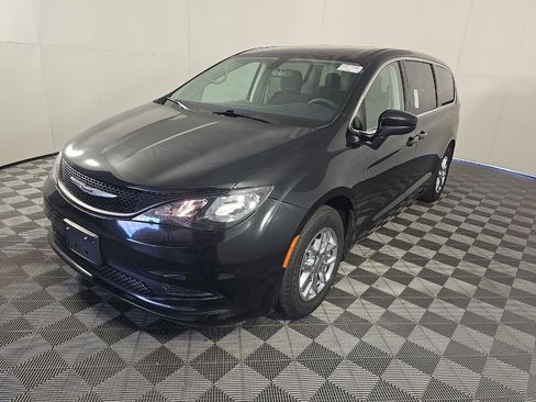 Used 2022 Chrysler Voyager LX FWD image 1
