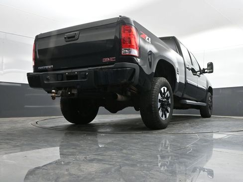 Used 2011 GMC Sierra 2500 Denali w/ Suspension Package, Off-Road AWD/4WD image 35