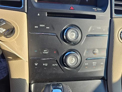 Used 2013 Ford Taurus SEL FWD image 24