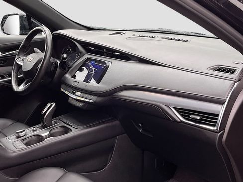 Used 2020 Cadillac XT4 Premium Luxury w/ Cold Weather Package AWD/4WD image 32