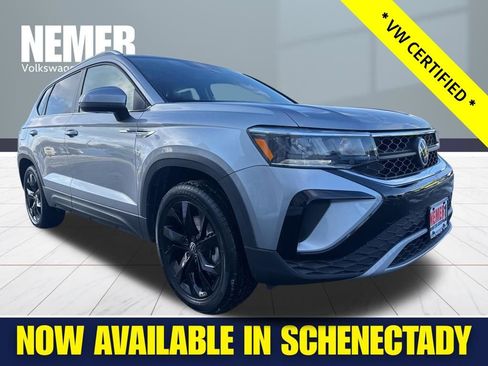 Certified 2022 Volkswagen Taos SE w/ Panoramic Sunroof Package image 4