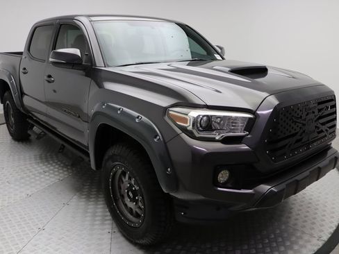 Used 2017 Toyota Tacoma TRD Sport image 6