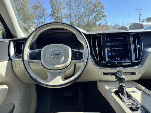 Used 2018 Volvo XC60 T5 Momentum w/ Vision Package image 19