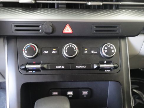 Used 2024 Kia Carnival LX FWD image 12