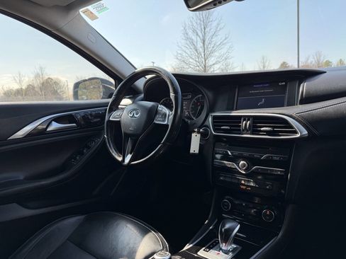 Used 2017 INFINITI QX30 Premium image 21