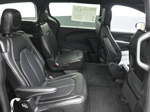 Used 2025 Chrysler Pacifica Select FWD image 10