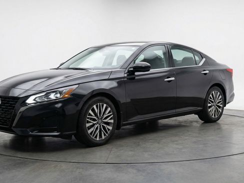 Used 2025 Nissan Altima 2.5 SV image 3