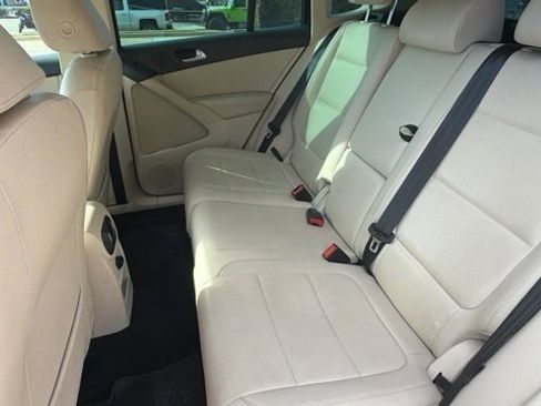 Used 2011 Volkswagen Tiguan SE image 19