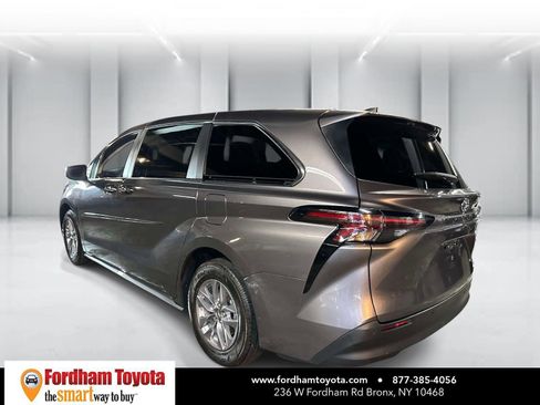 Used 2023 Toyota Sienna XLE image 5