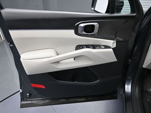 Used 2023 Kia Sorento S image 12