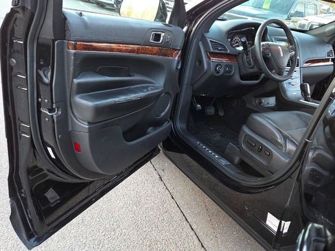 Used 2019 Lincoln MKT AWD image 25