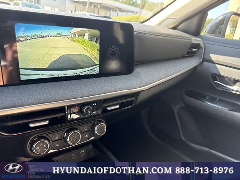 Used 2025 Nissan Kicks SV w/ SV Premium Package FWD image 9