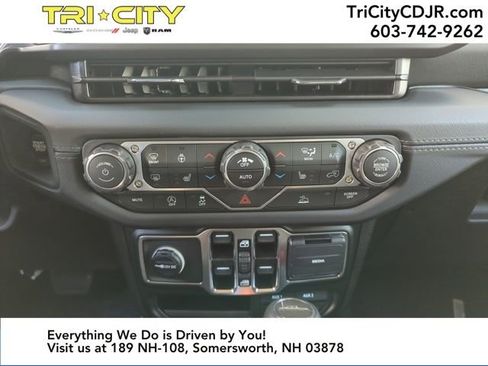 New 2025 Jeep Gladiator Sport image 17