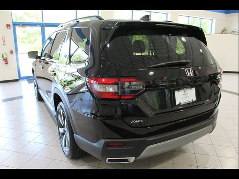 Certified 2023 Honda Pilot Touring image 7