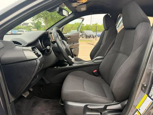 Used 2018 Toyota C-HR XLE FWD image 19