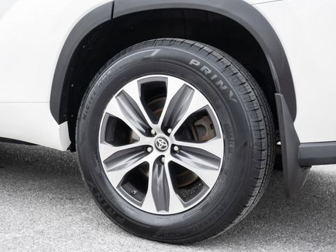 Used 2021 Toyota Highlander XLE image 13