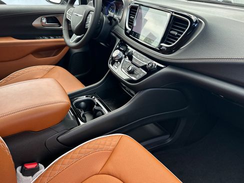 New 2026 Chrysler Pacifica Pinnacle w/ Trailer Tow Group image 18