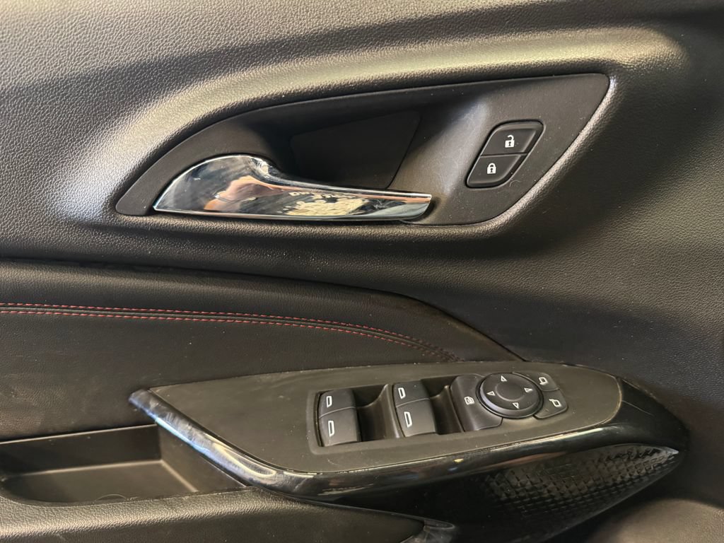 Used 2025 Chevrolet Trax RS w/ Sunroof Package FWD image 18