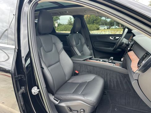 Used 2023 Volvo XC60 B5 Plus image 10