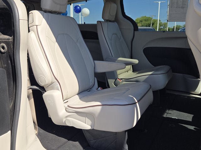 Used 2017 Chrysler Pacifica Limited FWD image 9