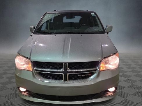 Used 2018 Dodge Grand Caravan SXT image 2