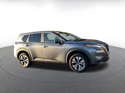 Used 2023 Nissan Rogue SV image 2