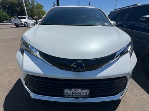 Certified 2022 Toyota Sienna XLE w/ XLE Plus Package FWD image 2