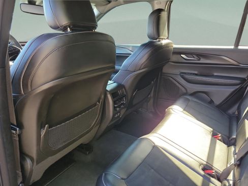 Used 2025 Jeep Grand Cherokee Altitude RWD image 5
