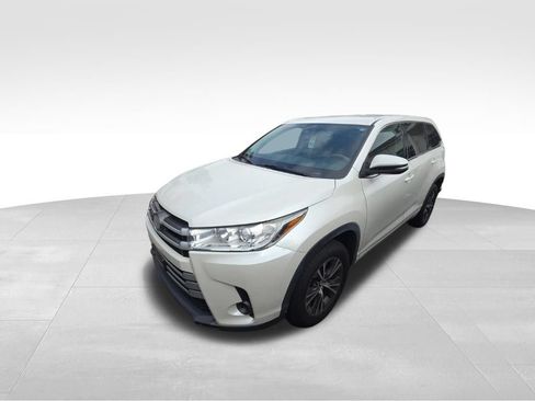 Used 2018 Toyota Highlander LE FWD image 2